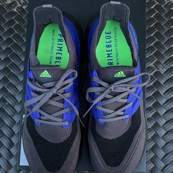 Like new Adidas UltraBoost 21 Running Shoe - Picture 2 of 11